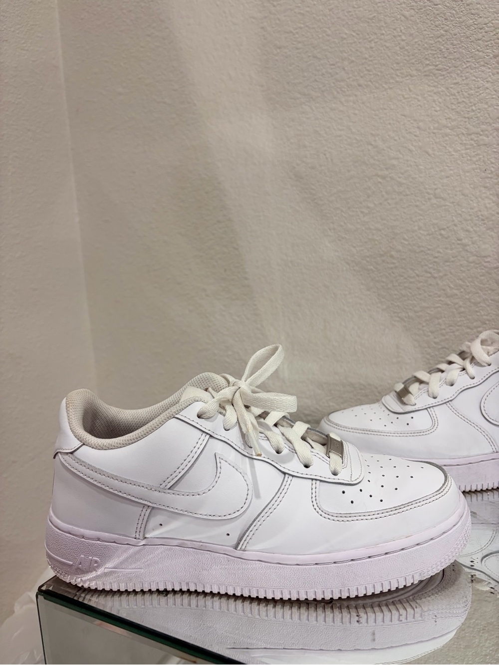 Nike AF1 White Kids Low-Top Sneakers - Picture 2 of 3